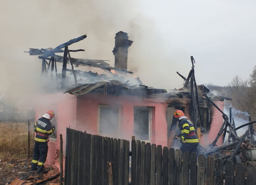 O casă a luat FOC în Argeș