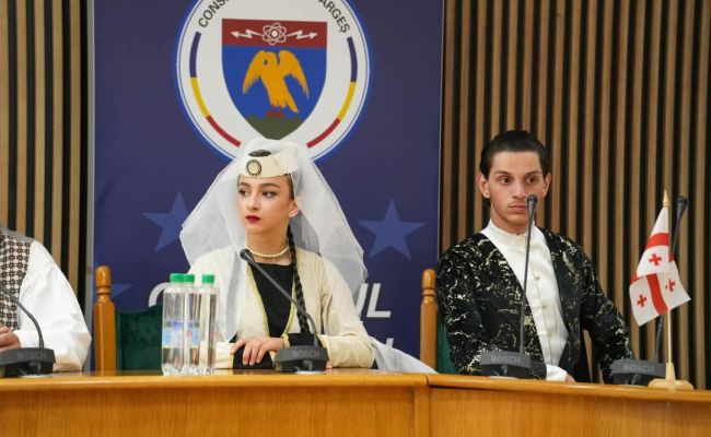 Delegațiile prezente la Festivalul Internațional "Carpați", momente emoționante la Consiliul Județean Argeș