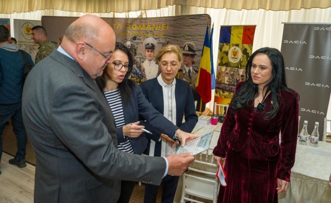 Ministrul Simona Bucura-Oprescu, președintele CJ Argeș Ion Mînzînă și primarul Cristian Gentea s-au întâlnit cu angajatorii și candidații de la Bursa Locurilor de Muncă de la Pitești! Argeșul se dezvoltă prin investiții majore care aduc locuri de muncă pl