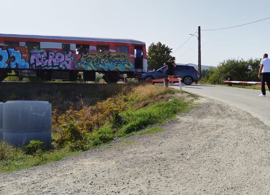 ACUM! Mașină LOVITĂ de TREN în Argeș