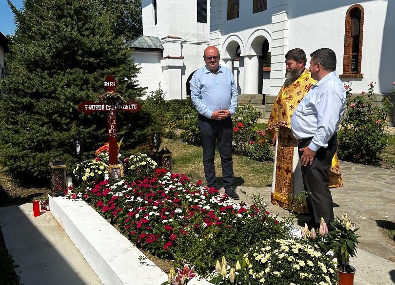 Ion Mînzînă, la mormântul părintelui Casian