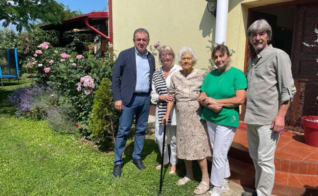 Primarul Gentea, surpriză pentru o bătrână din Piteşti care a împlinit 100 de ani