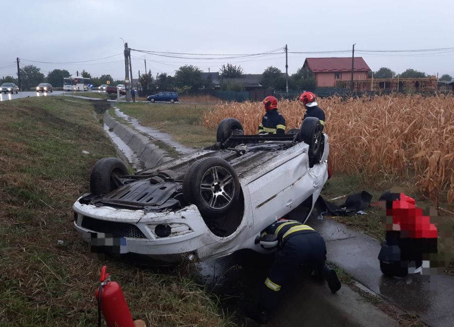 Accident în Argeș! O mașină s-a RĂSTURNAT