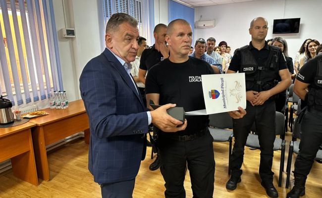 Primarul Gentea, diplome de onoare pentru doi poliţişti locali care au salvat viaţa unei femei