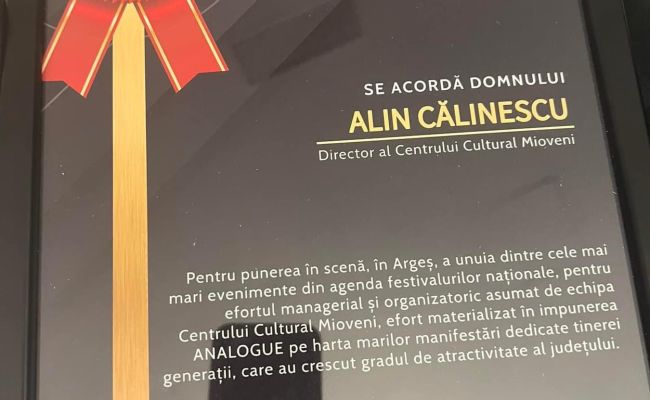 Moment emoționant la Balul Ancheta! Șeful Centrului Cultural Mioveni a dedicat premiul primit lui Ion Georgescu