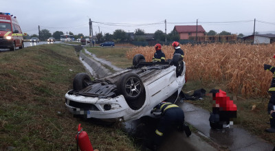 Accident în Argeș! O mașină s-a RĂSTURNAT