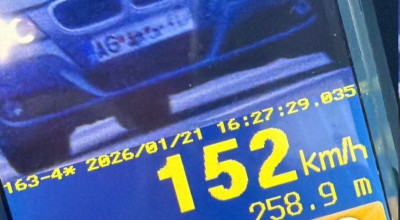 Prins conducând pe un drum din Argeș cu peste 150 de km/h!