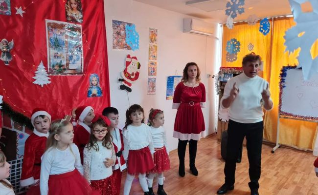 Primarul comunei Bogați, alături de prichindeii din localitate