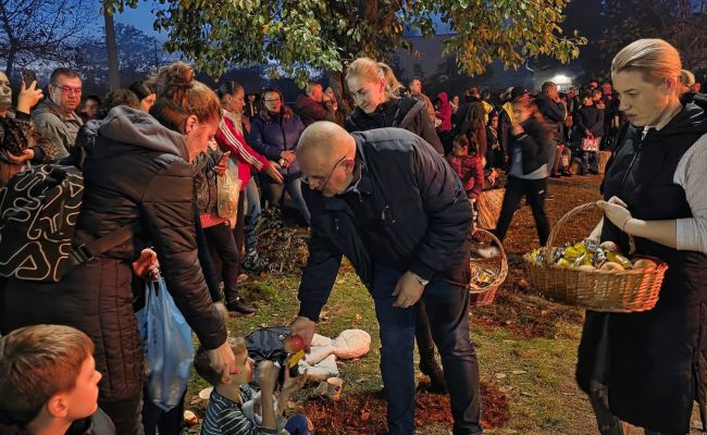 Clipe de sărbătoare la Ștefănești! Primarul Nicolae Velcea a aprins Focul lui Sumedru!