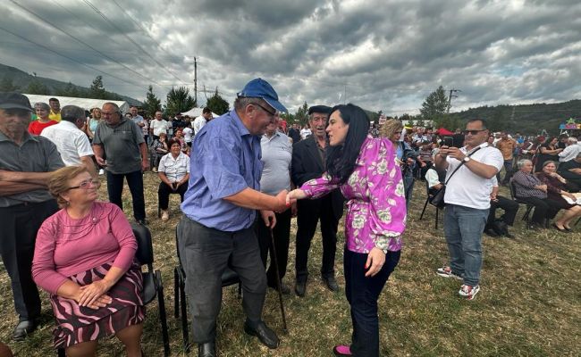 Ministrul Muncii, în horă alături de cetăţenii de la Vultureşti