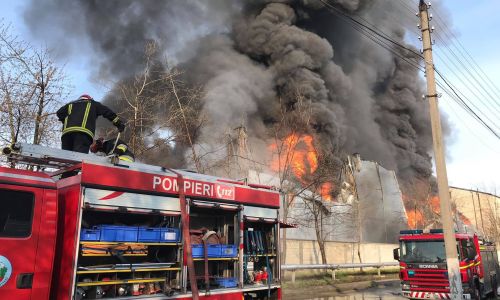 O casă a luat FOC în Argeș! O bătrână a fost RĂNITĂ
