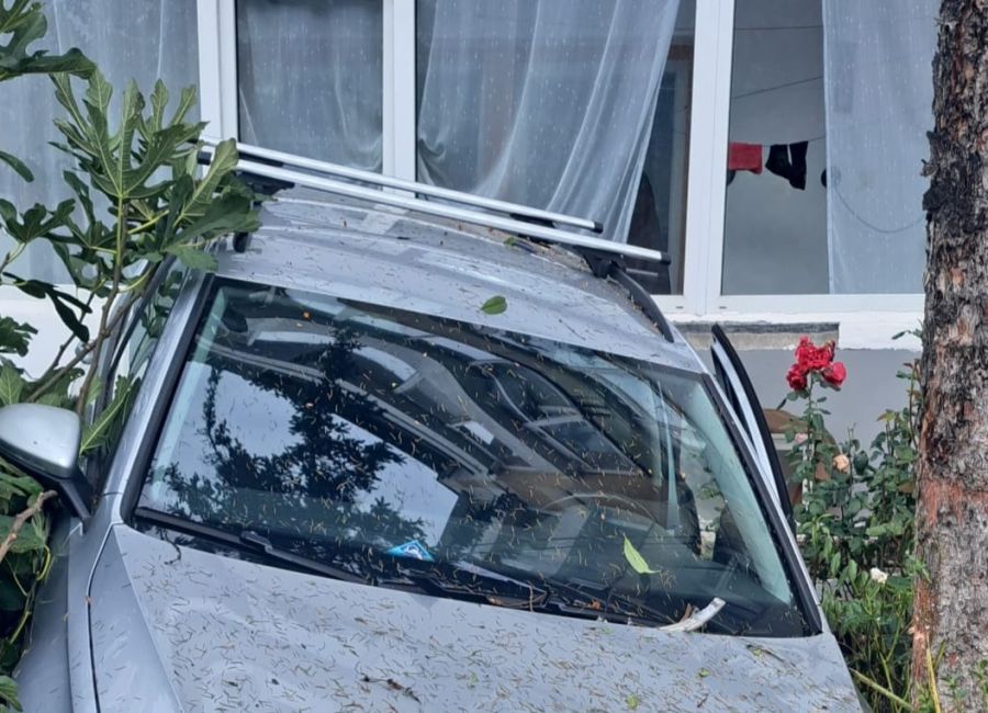 Accident INCREDIBIL în Pitești! A intrat cu mașina în balconul unui BLOC!