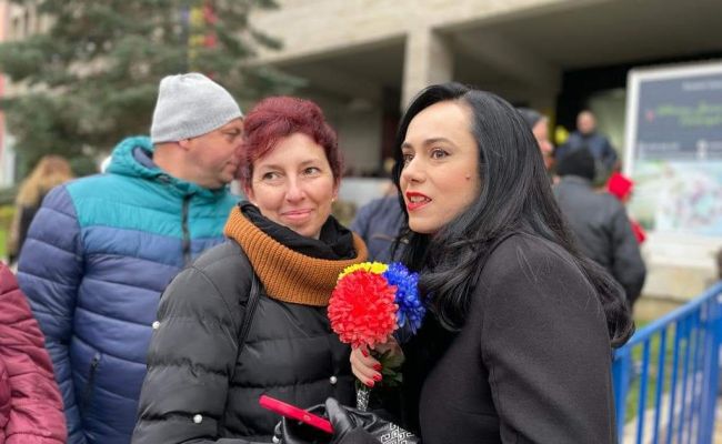 Simona Bucura Oprescu, în mijlocul argeșenilor de Ziua Națională