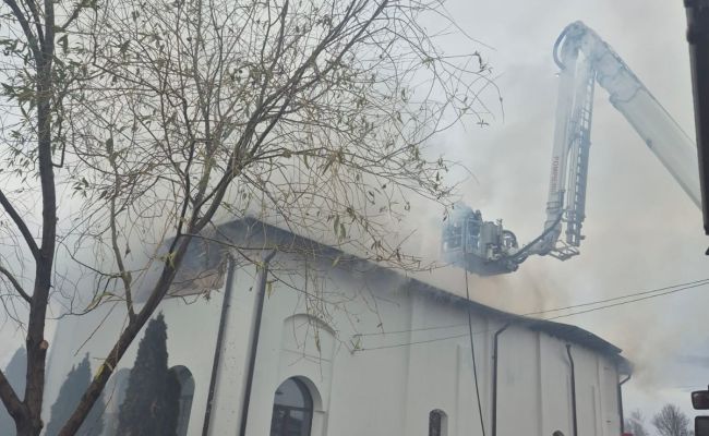DEZASTRU de Crăciun în Argeș! O biserică a luat FOC
