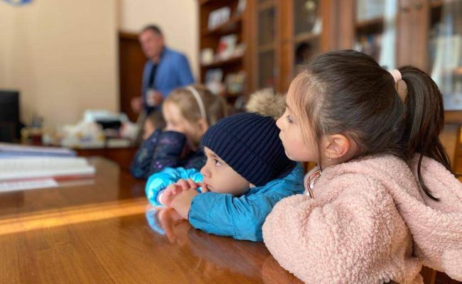 Primarul Cristian Gentea, întâlnire cu prichindeii de la o grădiniță din Pitești