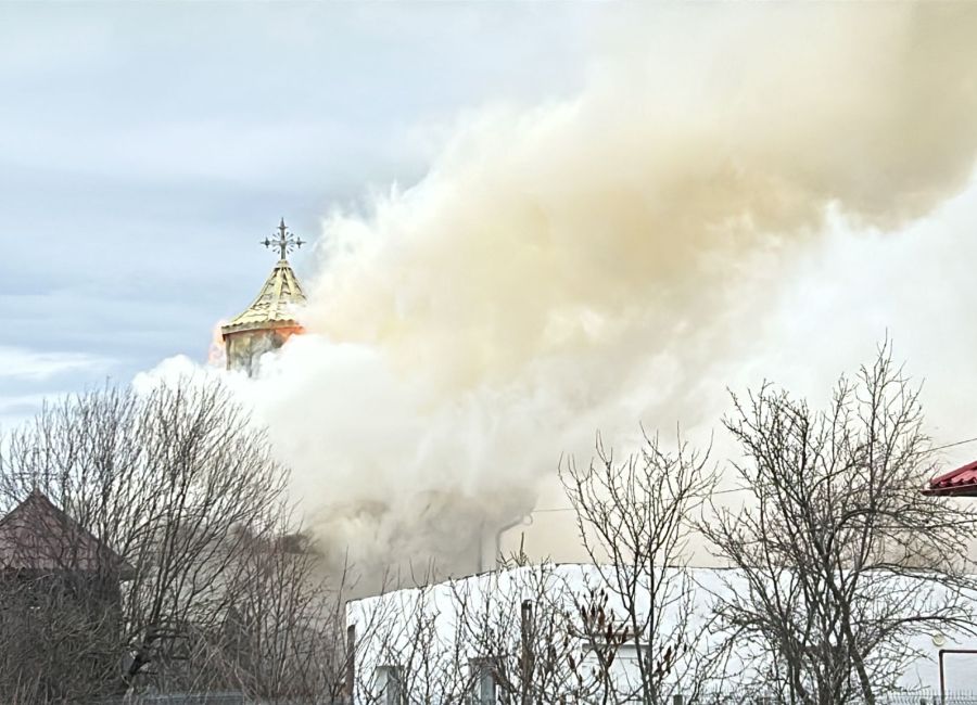 DEZASTRU de Crăciun în Argeș! O biserică a luat FOC