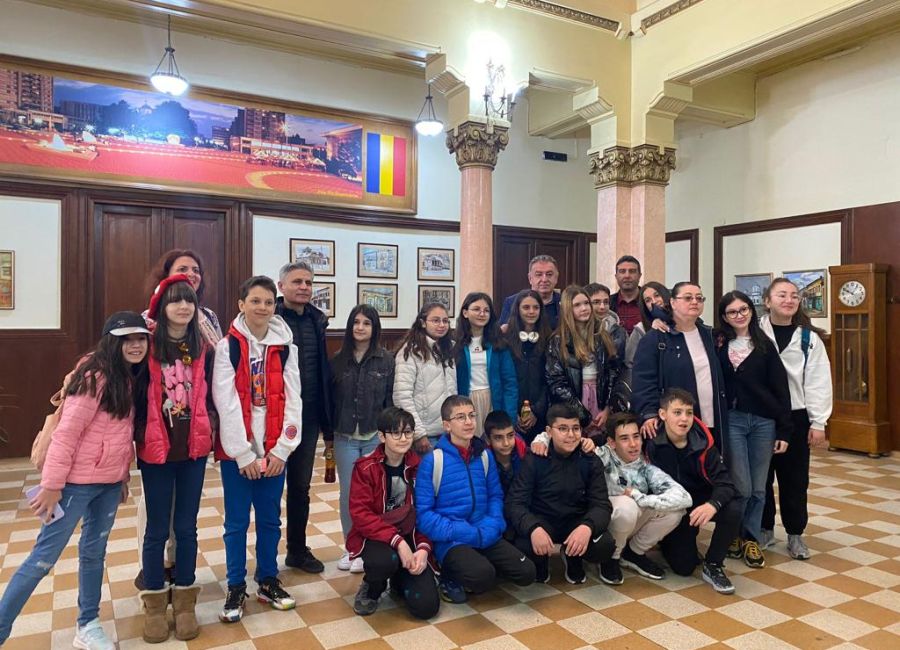 Elevi din Piteşti şi Turcia, în vizită la Primăria Piteşti