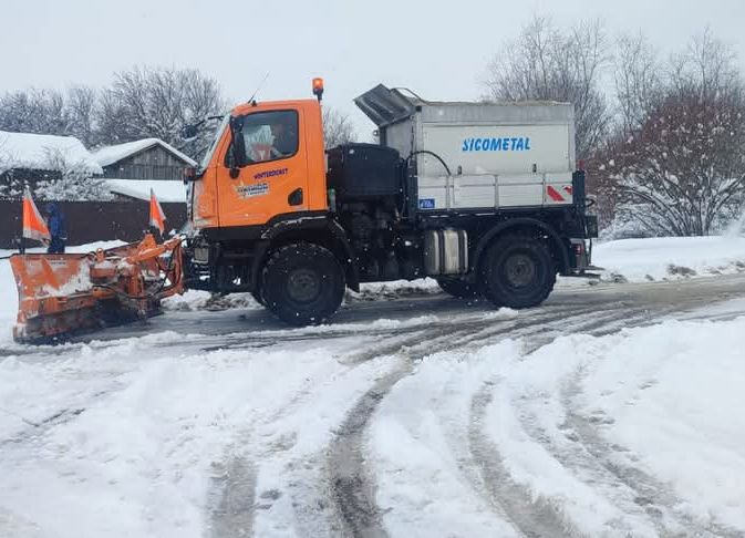 În Pitești se intervine pentru deszăpezire