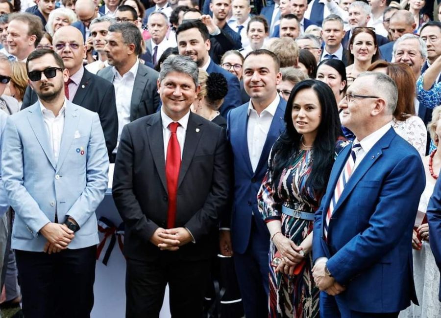 Simona Bucura Oprescu: "La mulți ani, Franța"