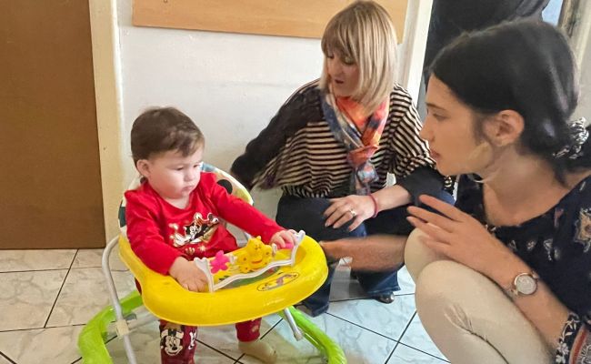 Adrian Bughiu și sotia sa i-au serbat ziua și tăiat moțul unei micuțe dintr-un centru maternal