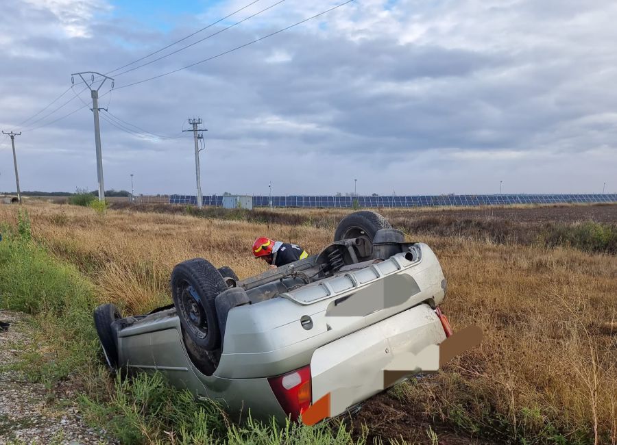 ACUM! Accident GRAV în Argeș! O mașină s-a RĂSTURNAT