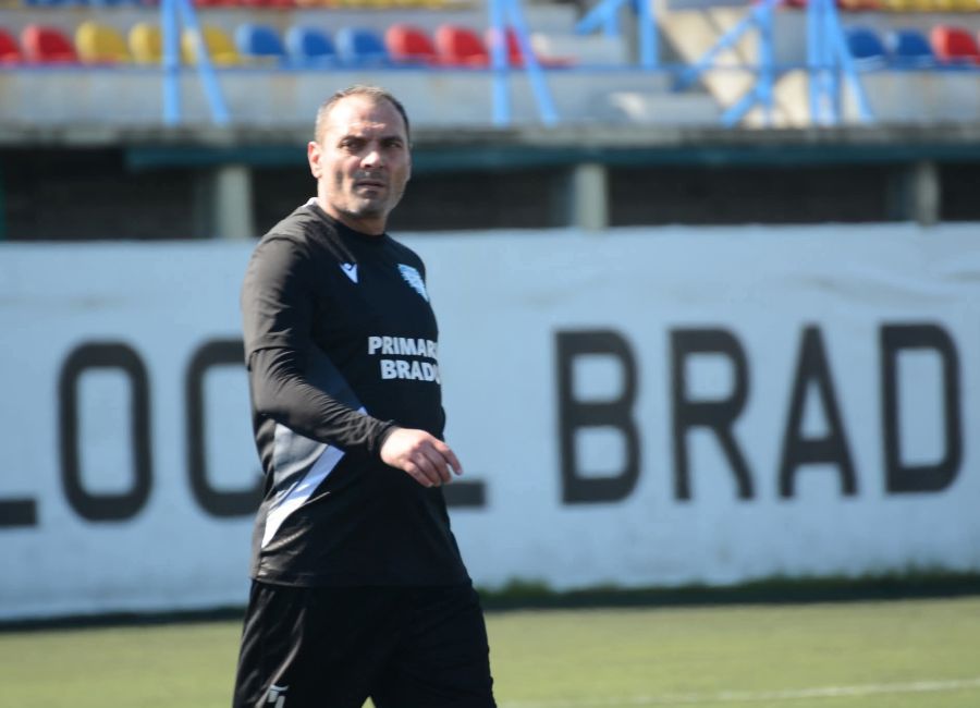 DOLIU în comuna Bradu! Fotbalist, MORT la un meci de campionat!