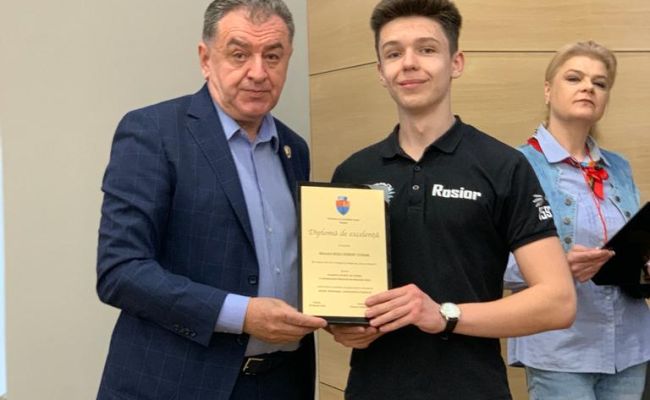 Reprezentanții României la Campionatul Mondial de Robotică, premiați de municipalitate!