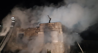 Argeşean REŢINUT după ce şi-a dat FOC la casă