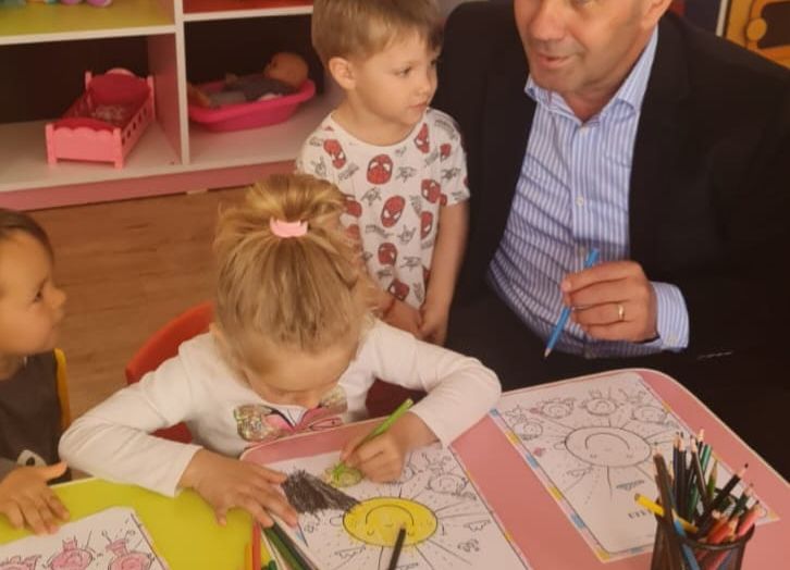 Primarul Dan Stroe, cadouri pentru prichindeii din Bradu