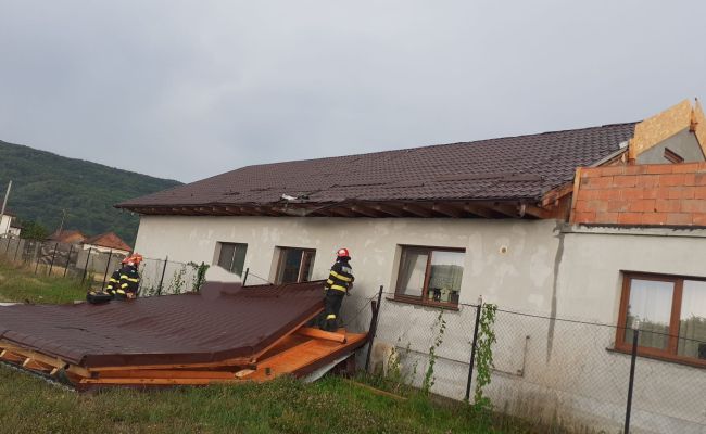 Furtuna face prăpăd în Argeş