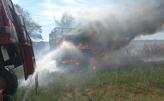 ACUM! Incendiu puternic în Argeș! Un camion cu stupi a luat FOC
