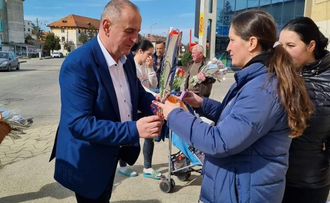 Primarul Nicolae Velcea a oferit flori doamnelor și domnișoarelor