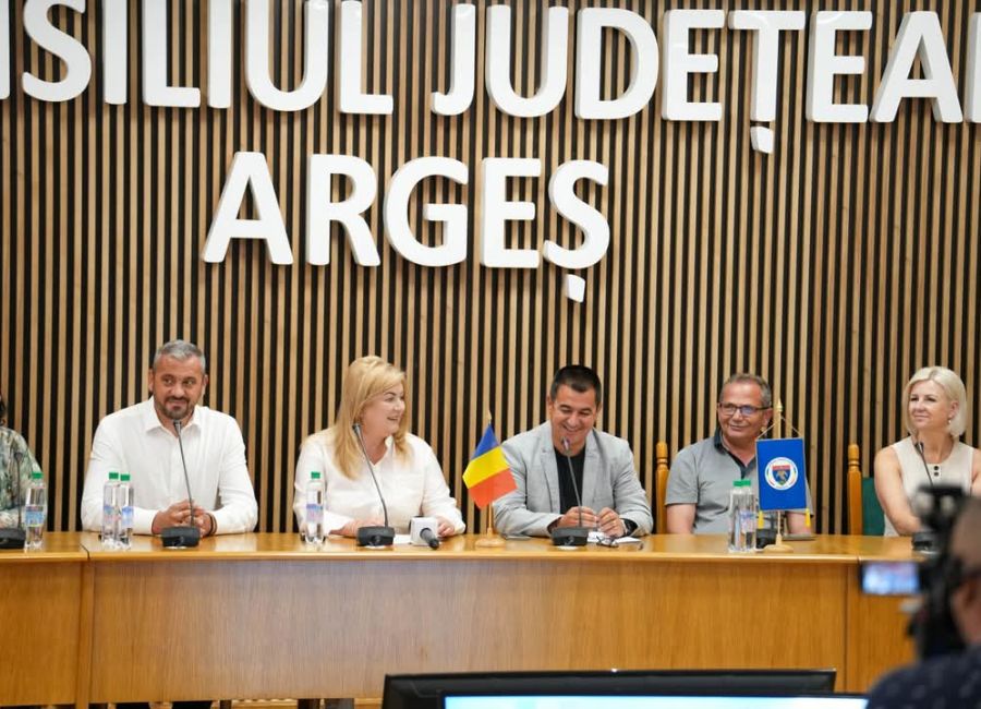 Delegațiile prezente la Festivalul Internațional "Carpați", momente emoționante la Consiliul Județean Argeș