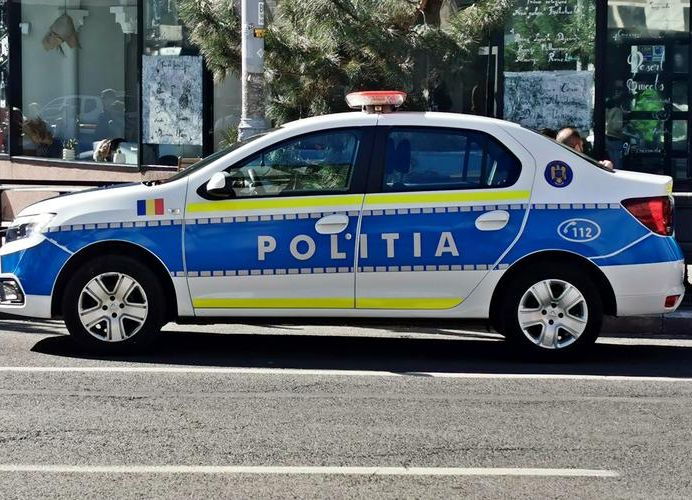Accident neobișnuit în Pitești! Un șofer de 81 de ani a intrat în mașina Poliției!
