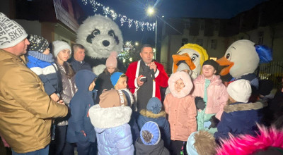 Sărbătoare în comuna Bradu! Primarul Dan Stroe a aprins iluminatul festiv