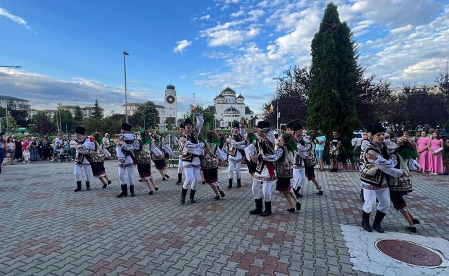 Ministrul Muncii la Festivalul Național de Folclor de la Mioveni: "Să ducem sămânța de neam și de țară mai departe!"