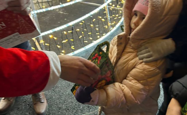 Comuna Bradu este gata de sărbătorile de iarnă! Primarul Dan Stroe a aprins iluminatul festiv!
