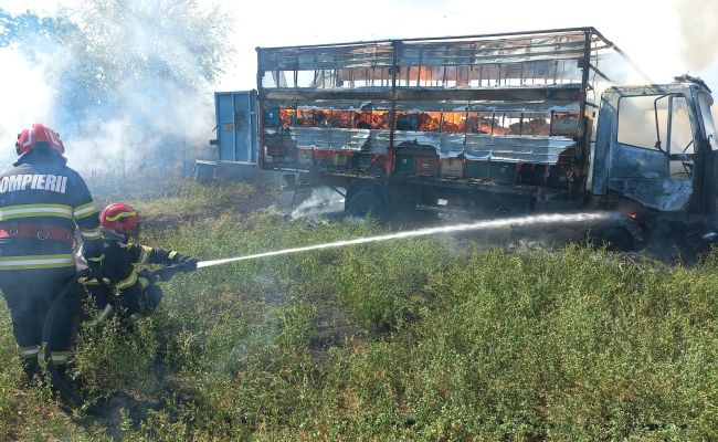 ACUM! Incendiu puternic în Argeș! Un camion cu stupi a luat FOC