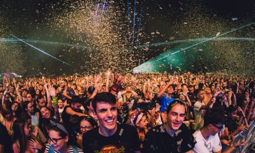 Peste 10.000 de spectatori au fost prezenţi în prima zi la Analogue Festival