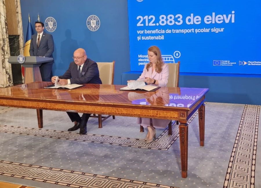 25 de microbuze electrice şcolare vor sosi în Argeş! Preşedintele CJ Argeş a SEMNAT contractul