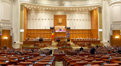 Se majorează amenzile pentru parlamentarii care absentează la ședințe