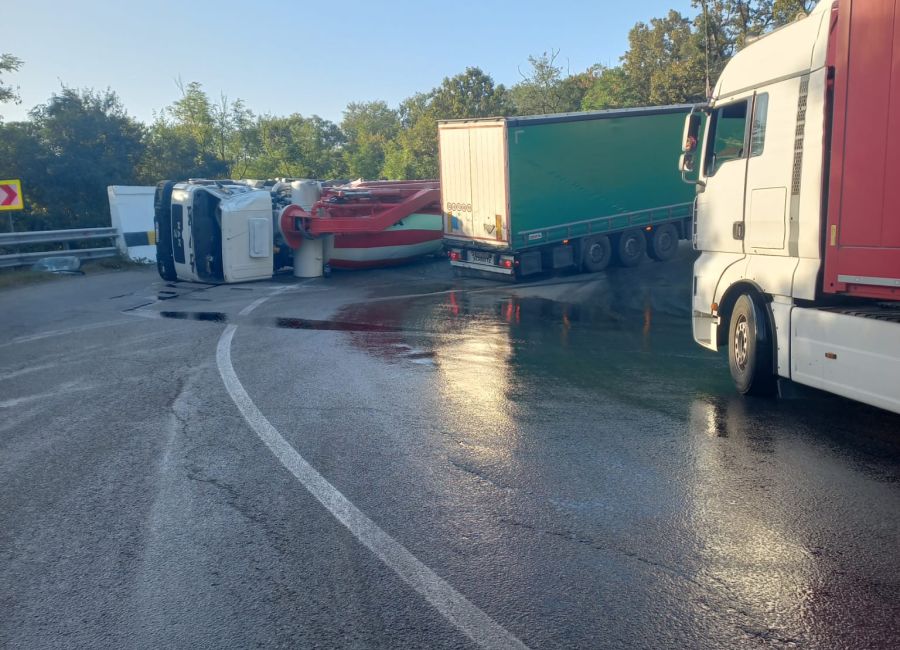 Accident în Argeș! Un camion s-a RĂSTURNAT