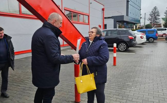 Primarul Nicolae Velcea a oferit mărțișoare doamnelor și domnișoarelor