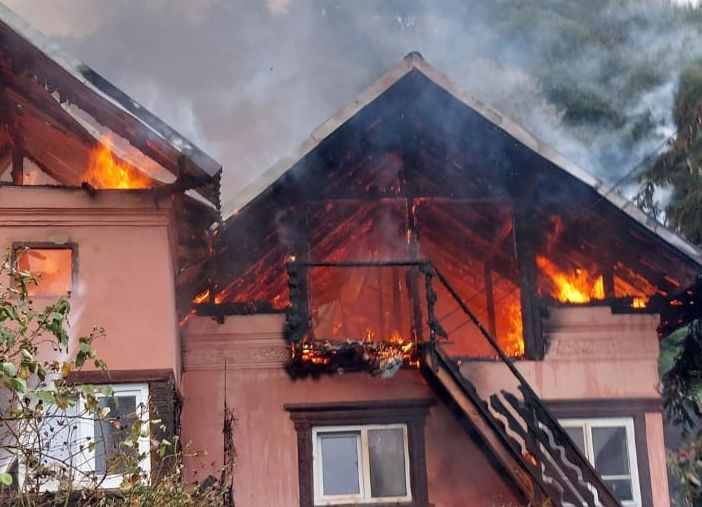 ACUM! Incendiu URIAȘ într-o GOSPODĂRIE din Argeș!