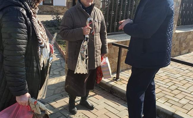 Primarul Dan Stroe a oferit flori doamnelor și domnișoarelor