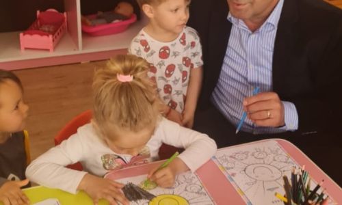 Primarul Dan Stroe, cadouri pentru prichindeii din Bradu