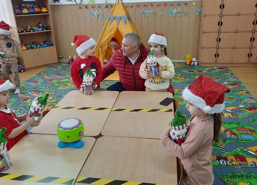 Primarul de la Oarja, daruri pentru copiii din localitate