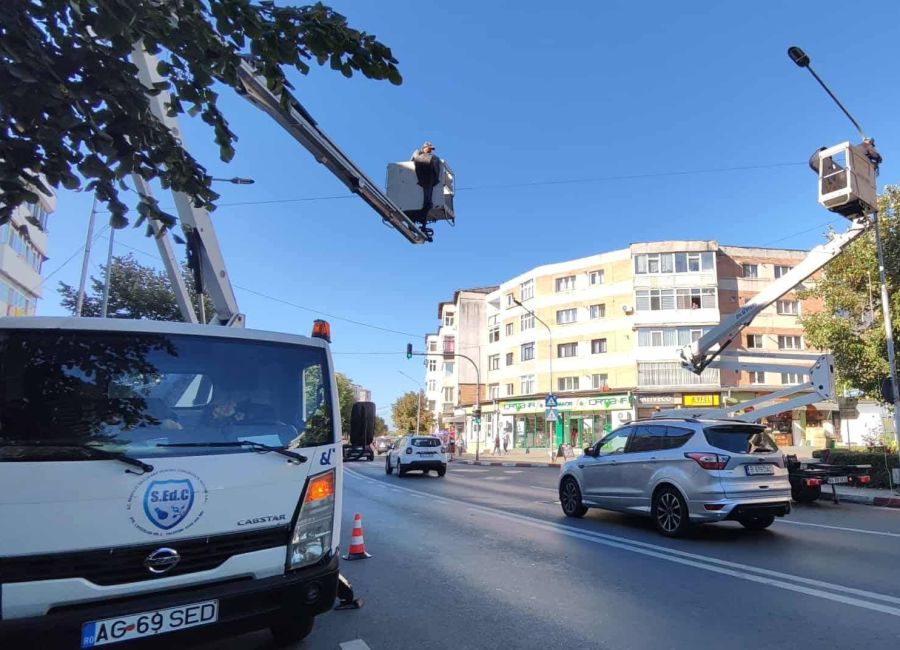 Au început lucrările de montare a iluminatului ornamental de iarnă la Mioveni