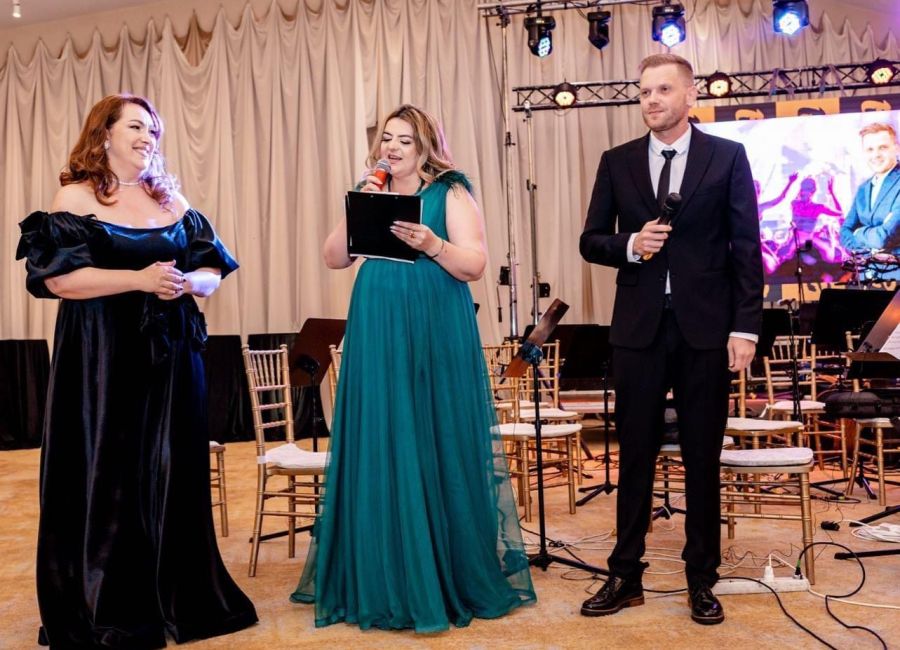Moment emoționant la Balul Ancheta! Șeful Centrului Cultural Mioveni a dedicat premiul primit lui Ion Georgescu