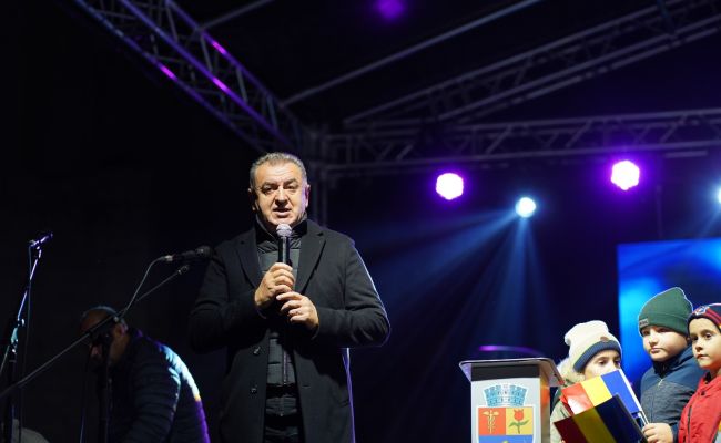 Primarul Gentea a aprins iluminatul festiv, alături de minunaţii copii ai Piteştiului